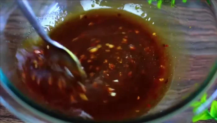 Dans une grande poêle à feu moyen, chauffer 2 cuillères à soupe d'huile d'olive.