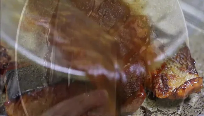 Ajouter le mélange miel-soja et les rondelles de citron. Cuire jusqu'à ce que la sauce soit réduite d'environ un tiers.