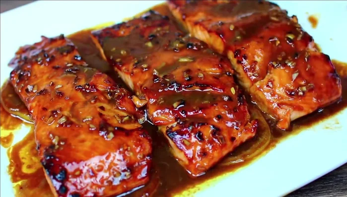 Dans un bol, mélanger le miel, la sauce soja, le jus de citron et le piment rouge.