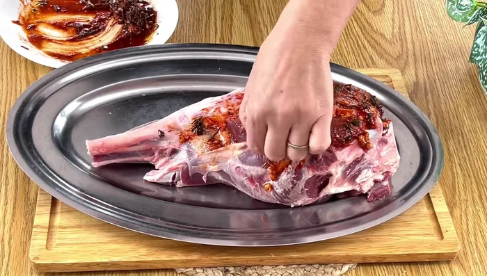 Frotter le gigot avec la marinade, en s'assurant de bien faire pénétrer la marinade dans tous les orifices. Éviter de piquer la viande.