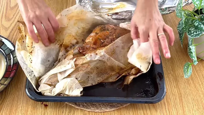 Retirer le papier aluminium et le papier cuisson. Transférer le gigot dans un autre plat et le faire dorer au four pendant 30 minutes, en l'arrosant de son jus toutes les 15 minutes.