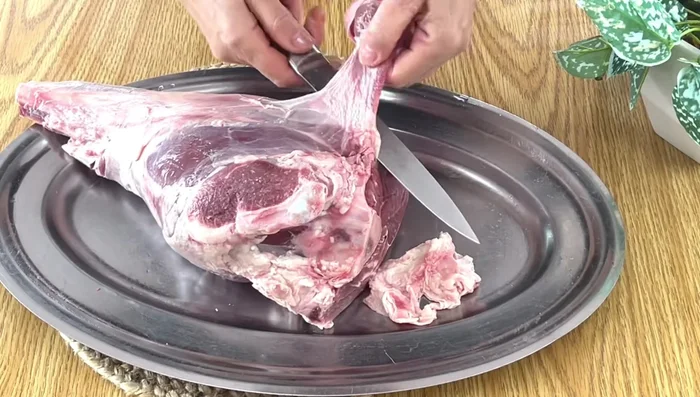 Rincer le gigot à l'eau courante et le sécher avec du papier absorbant pour enlever toute l'eau.