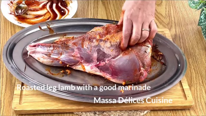 Retirer l'excès de gras du gigot d'agneau sur tous les côtés. Sortir le gigot du réfrigérateur une heure à l'avance pour qu'il soit à température ambiante.