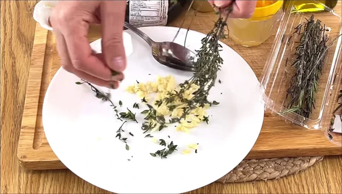 Préparer la marinade en mélangeant l'ail râpé, le thym, le romarin, le jus de citron, l'huile d'olive, la moutarde, le vinaigre balsamique, le miel, le paprika et le sel.