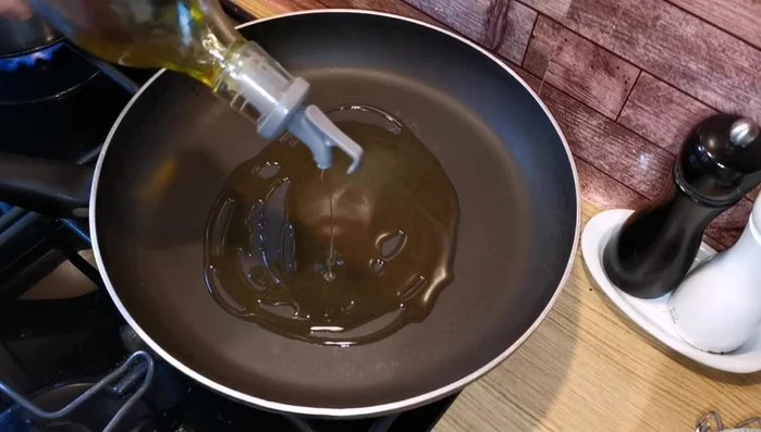 Faire revenir les oignons dans une poêle avec de l'huile d'olive.