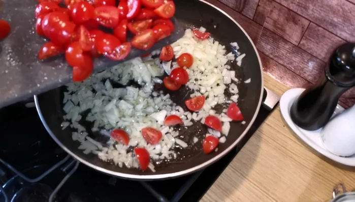 Ajouter les tomates cerises.