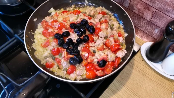 Ajouter les olives, les câpres et le paprika.