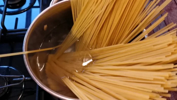 Ajouter les pâtes cuites al dente.