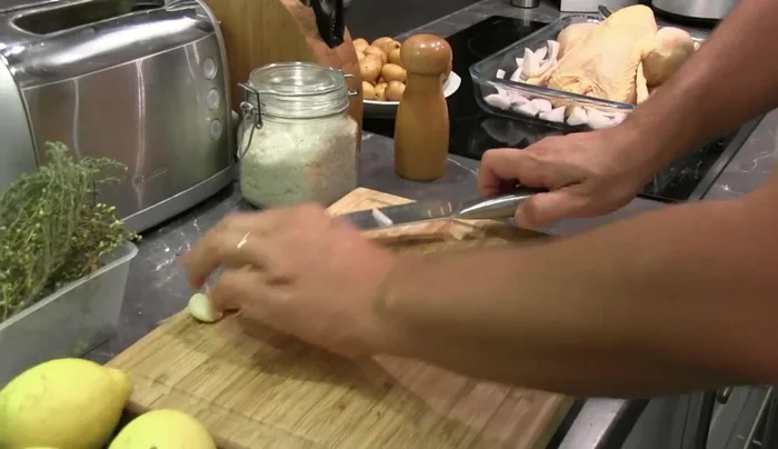 Ajouter les gousses d'ail écrasées autour du poulet.