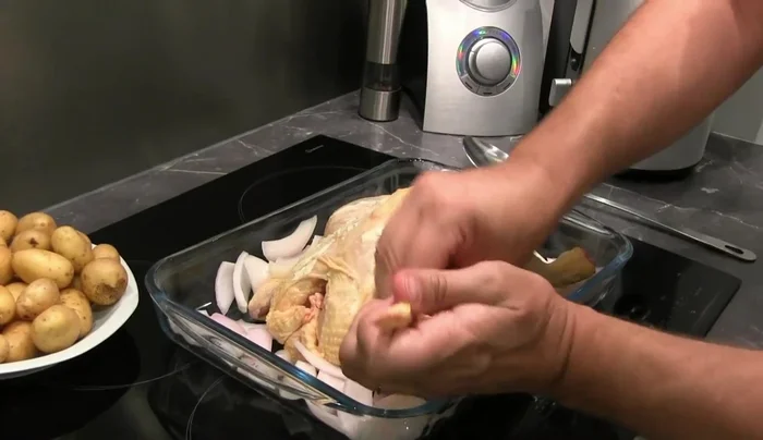 Frotter le poulet avec un morceau de beurre.