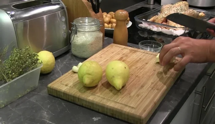 Couper les citrons en rondelles d'environ 1 cm d'épaisseur. Réserver un citron pour la fin.