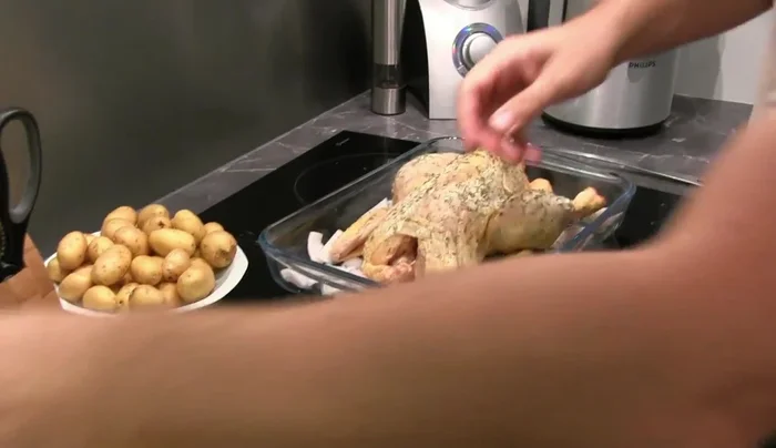 Disposer les rondelles de citron sur et autour du poulet.