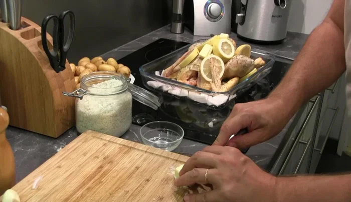 Saler et poivrer le poulet. Ajouter des morceaux de beurre sur le poulet et l'ail autour.