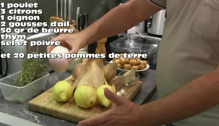 Préchauffer le four. Placer le poulet dans le plat de cuisson. Retirer les plumes restantes du poulet et le passer au chalumeau si besoin.