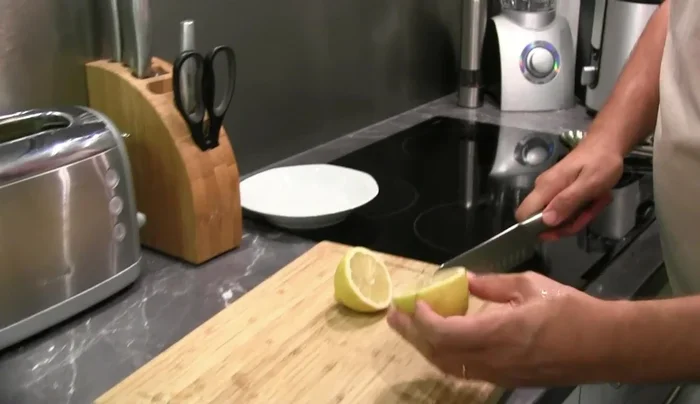 Couper le citron restant en deux.