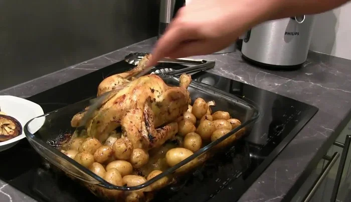 Mélanger les pommes de terre. Remettre le poulet au four pour 10 minutes.