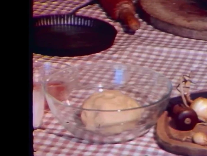 Préparer la pâte brisée : mélanger 300g de farine, 200g de beurre et 1 verre d'eau. Pétrir du bout des doigts jusqu'à obtenir une pâte lisse.