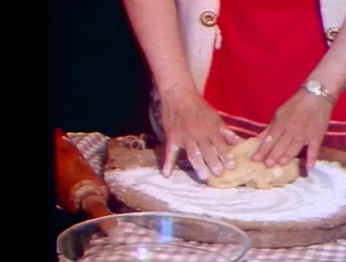 Diviser la pâte en deux : une plus grande partie pour le fond et une plus petite pour le dessus.