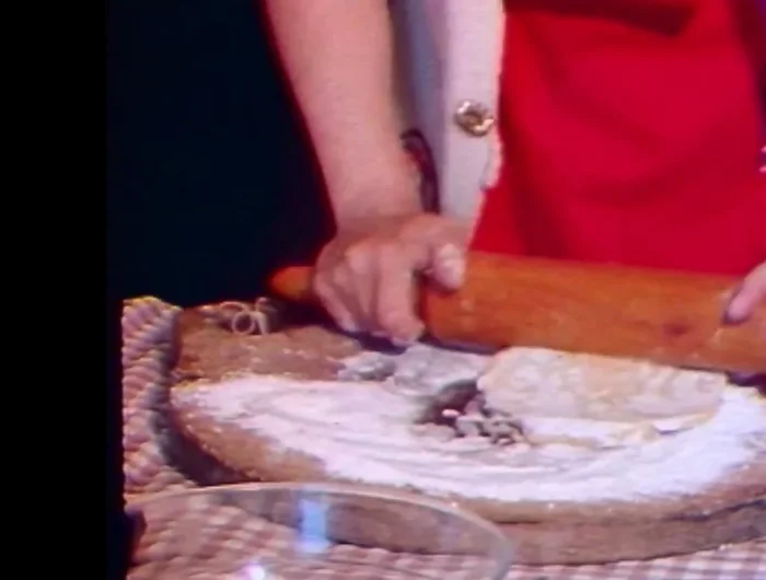 Parsemer de gruyère râpé et dorer avec un œuf.