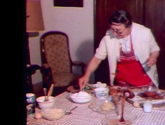 Préparer la béchamel : mélanger l'eau de cuisson des légumes, de la farine, 1 œuf et 1 litre de lait. Cuire jusqu'à épaississement.