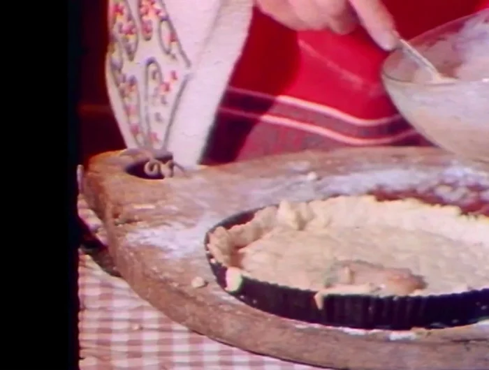 Étaler le mélange sur le fond de pâte précuit.