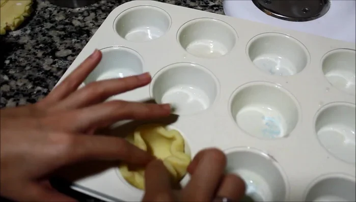 Placez les cercles de pâte dans des moules à muffins. (184.799)