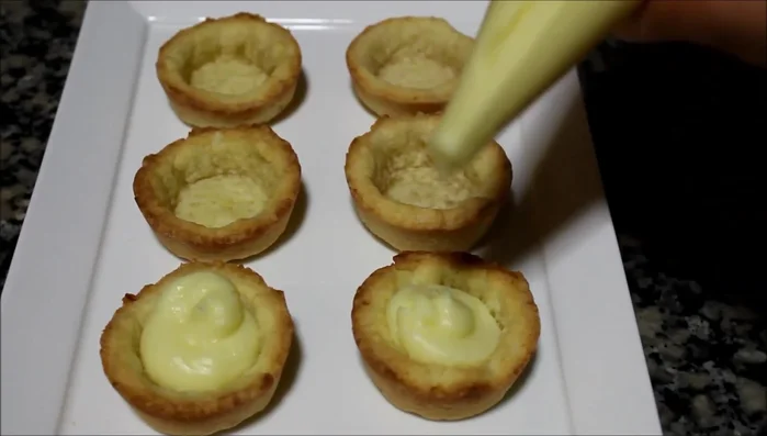 Laissez tiédir, puis remplissez les mini tartes avec la crème pâtissière à l'aide d'une poche à douille. (204)