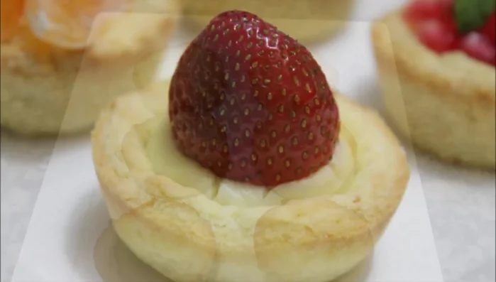 Décorez avec les fruits de votre choix. (223.04)