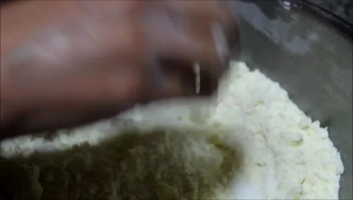 Ajoutez le sucre et le zeste de citron. (44.32)