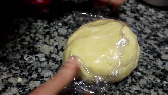Couvrez la pâte et réfrigérez pendant 30 minutes. (71.32)