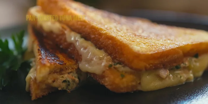 Tartiner du beurre sur une tranche de pain de mie. Étaler la moutarde de Dijon sur la tranche de pain.
