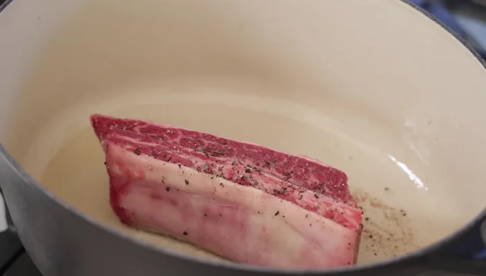 Saisir les côtes courtes dans une casserole en fonte huilée à feu moyen-vif, jusqu'à ce qu'elles soient bien dorées de tous les côtés.