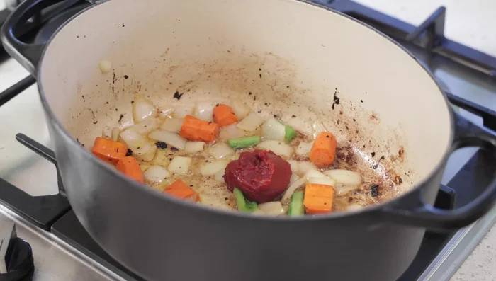 Ajouter le concentré de tomate et cuire pendant 30 secondes pour atténuer son acidité.