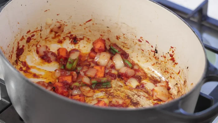 Déglacer la casserole avec le Porto, en grattant bien le fond pour récupérer les sucs caramélisés.