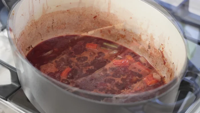 Ajouter la viande dans la casserole.