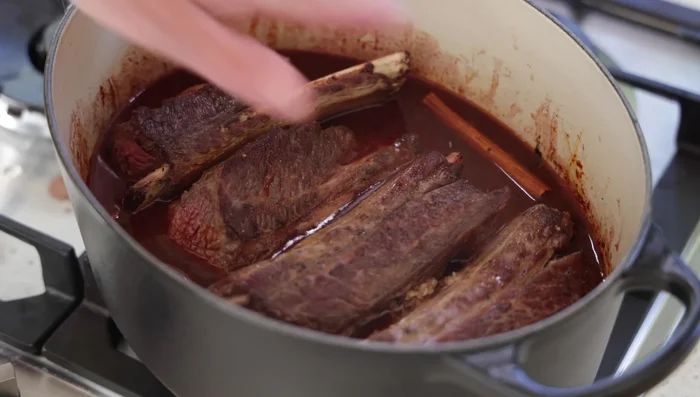Porter à frémissement, puis transférer la casserole au four préchauffé à 160°C.