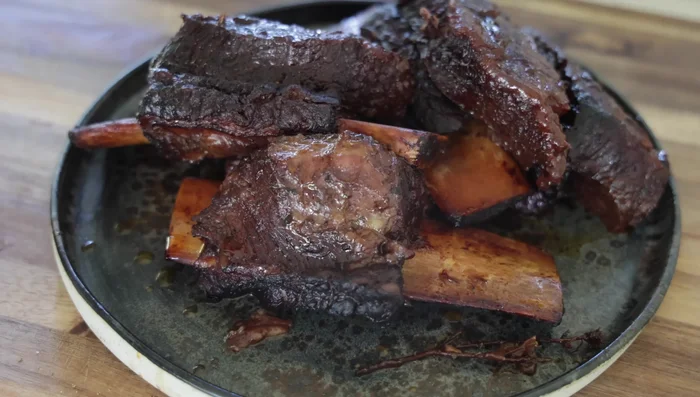 Retirer la viande du four et laisser reposer sur une assiette.