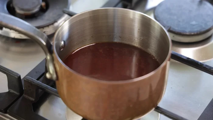 Ajuster l'épaisseur de la sauce en ajoutant un peu d'eau ou de Porto si nécessaire. Réduire la sauce.