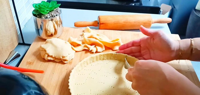 Enfourner la pâte à blanc pendant quelques minutes à 180°C, jusqu'à ce qu'elle soit légèrement dorée.