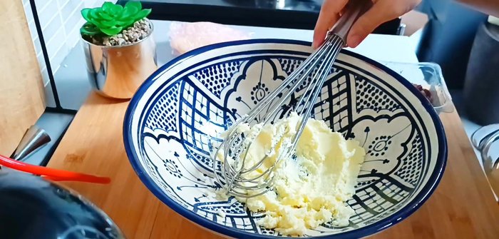 Préparer l'appareil à tarte: Mélanger le beurre et le sucre jusqu'à consistance crémeuse. Ajouter les œufs un à un, puis la maïzena et le caramel au beurre salé.