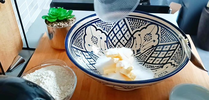 Préparer la pâte sablée: Mélanger le beurre mou, le sucre, l'œuf, une pincée de sel et la vanille liquide. Ajouter la farine et mélanger.
