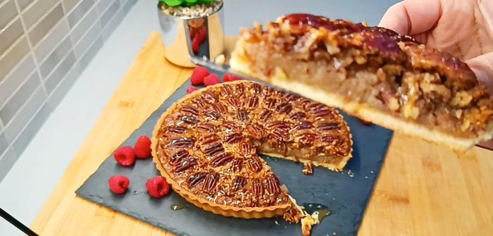 Enfourner jusqu'à ce que la tarte soit cuite. Laisser refroidir avant de servir.