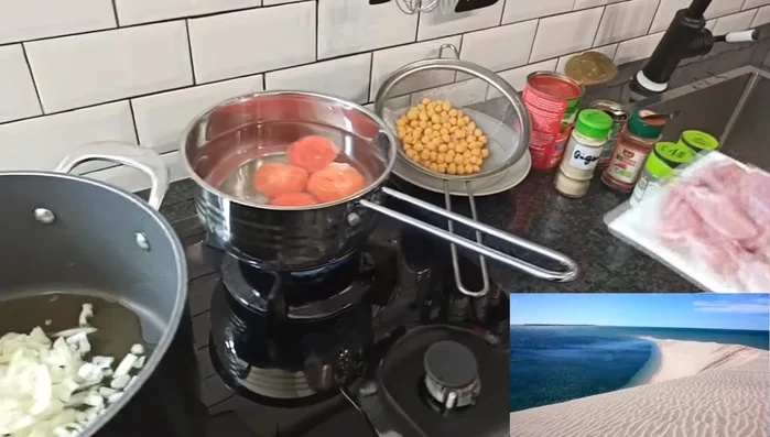Pendant ce temps, faire cuire les tomates fraîches dans une petite casserole.