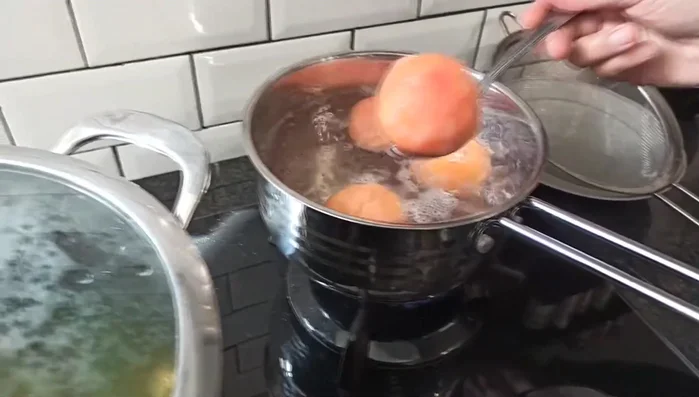 Mixer les tomates pelées avec un peu d'eau.