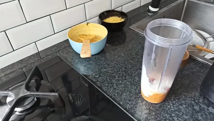 Ajouter de la tomate concentrée.