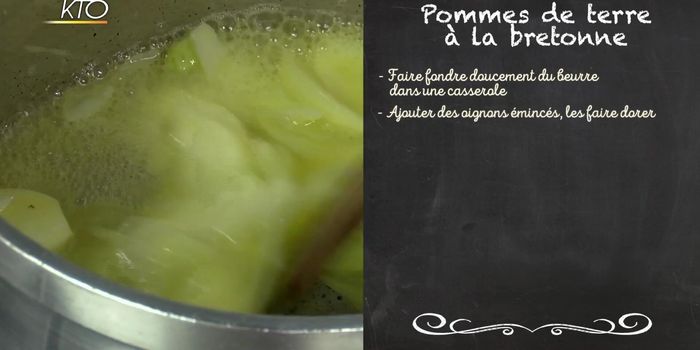 Éplucher les pommes de terre, les couper en gros quartiers et les ajouter aux oignons.