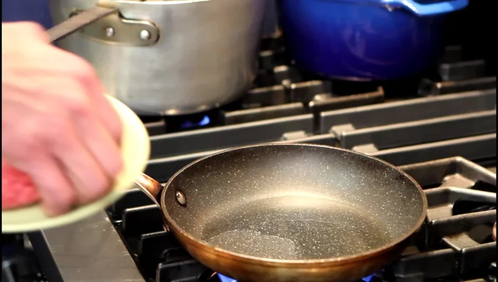 Faire chauffer l'huile végétale dans une poêle à 160 degrés Celsius. [163.75]