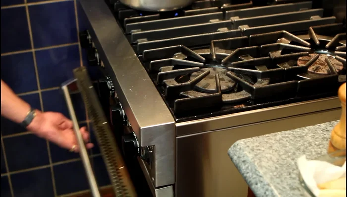 Cuire les galettes de bœuf 5 à 10 minutes de chaque côté. [187.67]