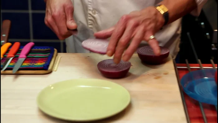 Préparer les garnitures : couper les oignons rouges, tomates et salade. [191.849]