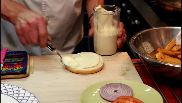 Assembler le burger : pain, sauce, galette de bœuf, fromage bleu, garnitures, pain. [250.909]